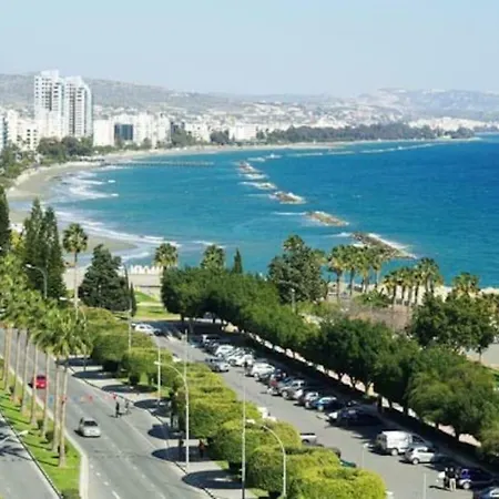 Breathtaking View & Seafront * Modern * At The Beach * Center City דירה לימסול