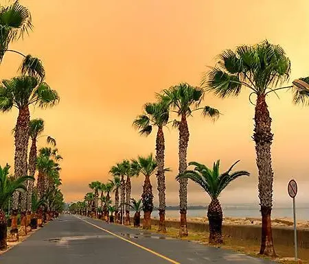 Breathtaking View & Seafront * Modern * At The Beach * Center City דירה