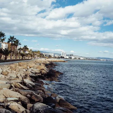 Breathtaking View & Seafront * Modern * At The Beach * Center City דירה לימסול